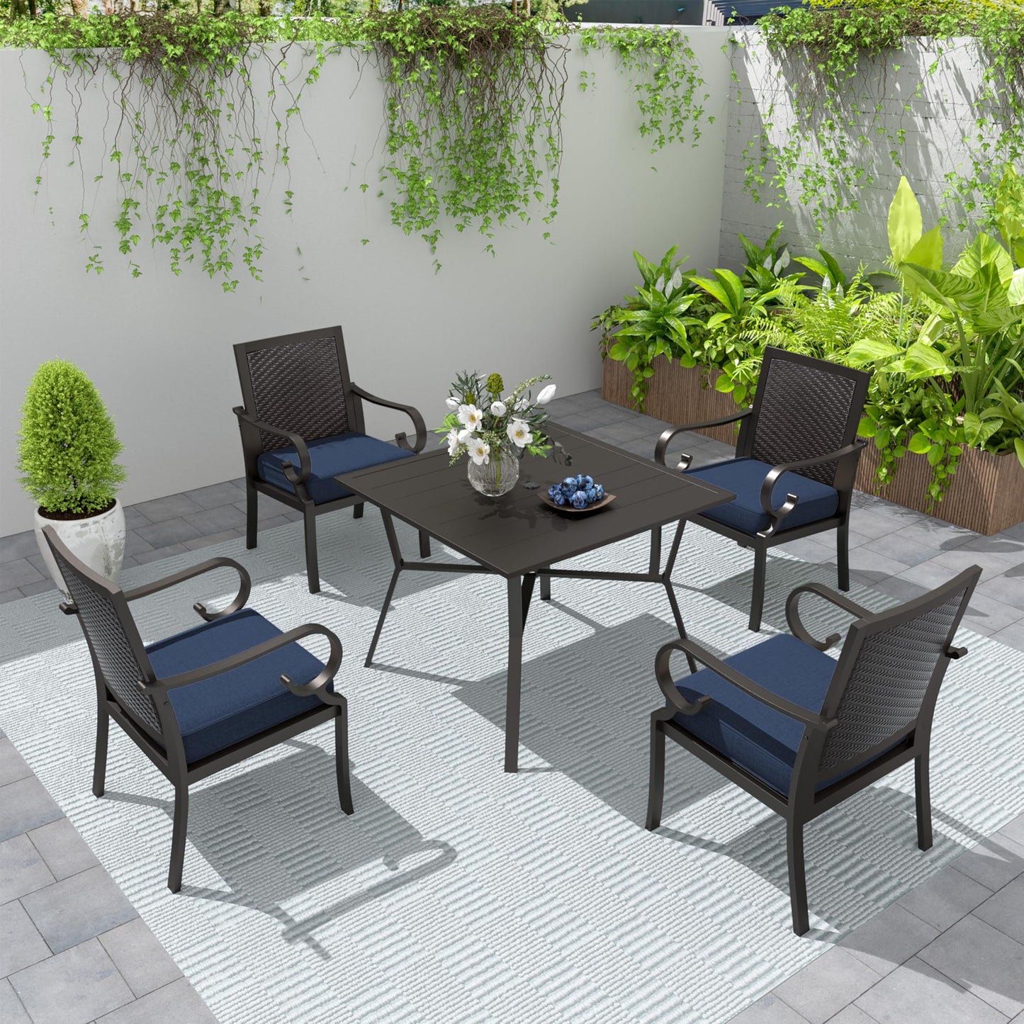 Ensemble de salle à manger de patio 15 pièces Meubles d'extérieur en rotin Ensemble de salle à manger avec 3 plateaux de table carrés en verre 12 chaises avec coussins bleu marine pour patio, arrière-cour, cuisine extérieure, pelouse et jardin 