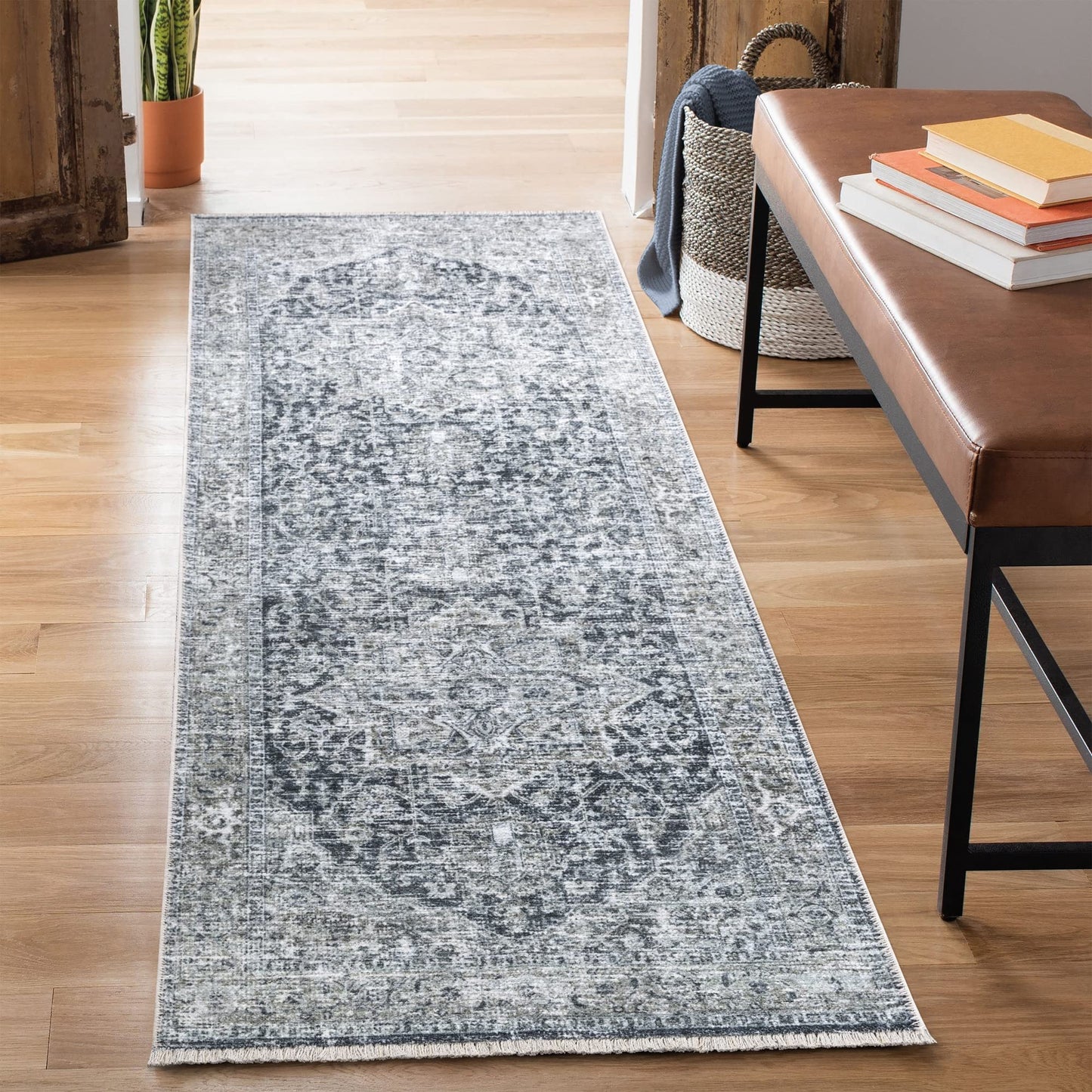 Tapis lavable antidérapant Bloom Rugs Caria 4x6 - Tapis traditionnel bleu pour salon, chambre, salle à manger et cuisine - Taille exacte : 4' x 6' 