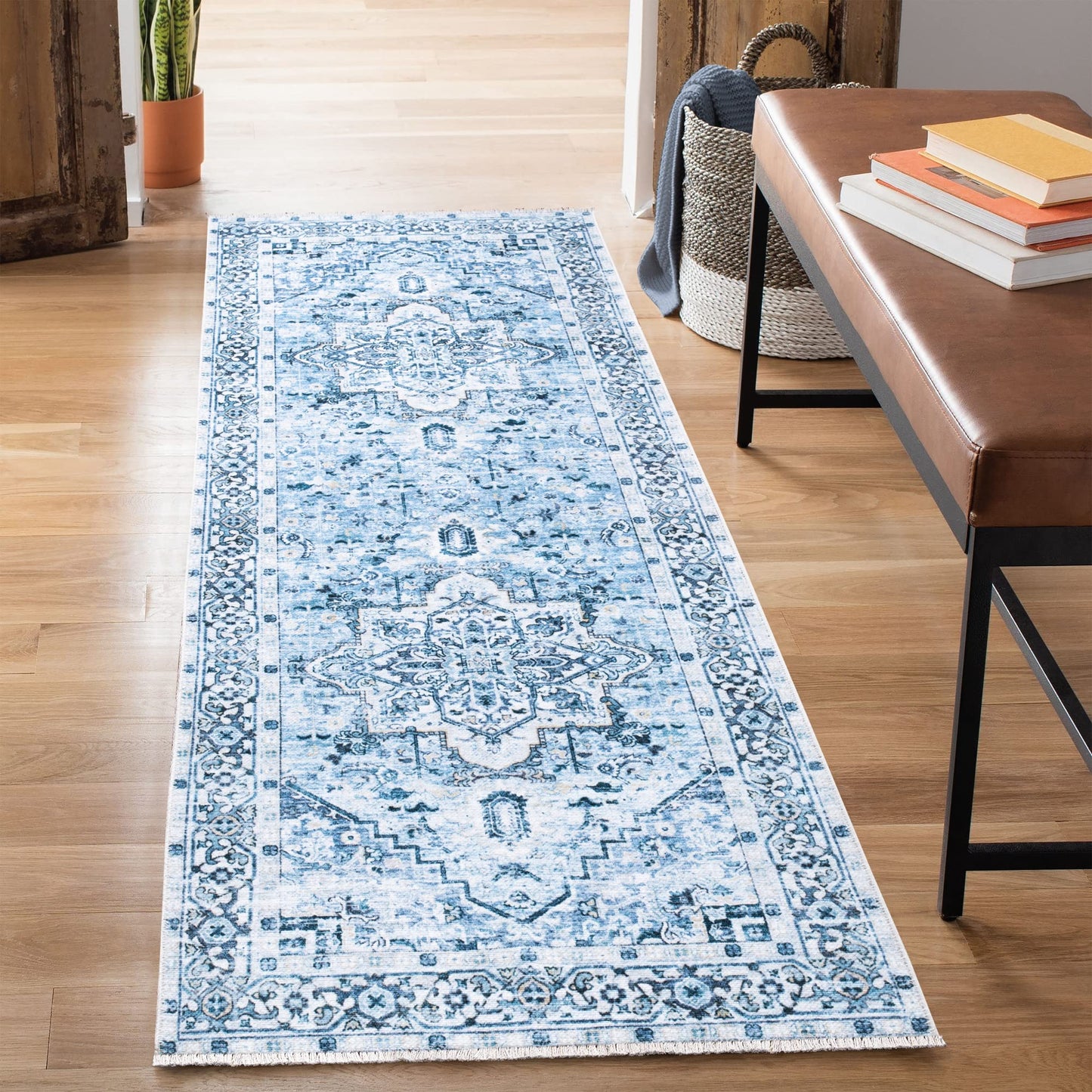 Tapis lavable antidérapant Bloom Rugs Caria 4x6 - Tapis traditionnel bleu pour salon, chambre, salle à manger et cuisine - Taille exacte : 4' x 6' 