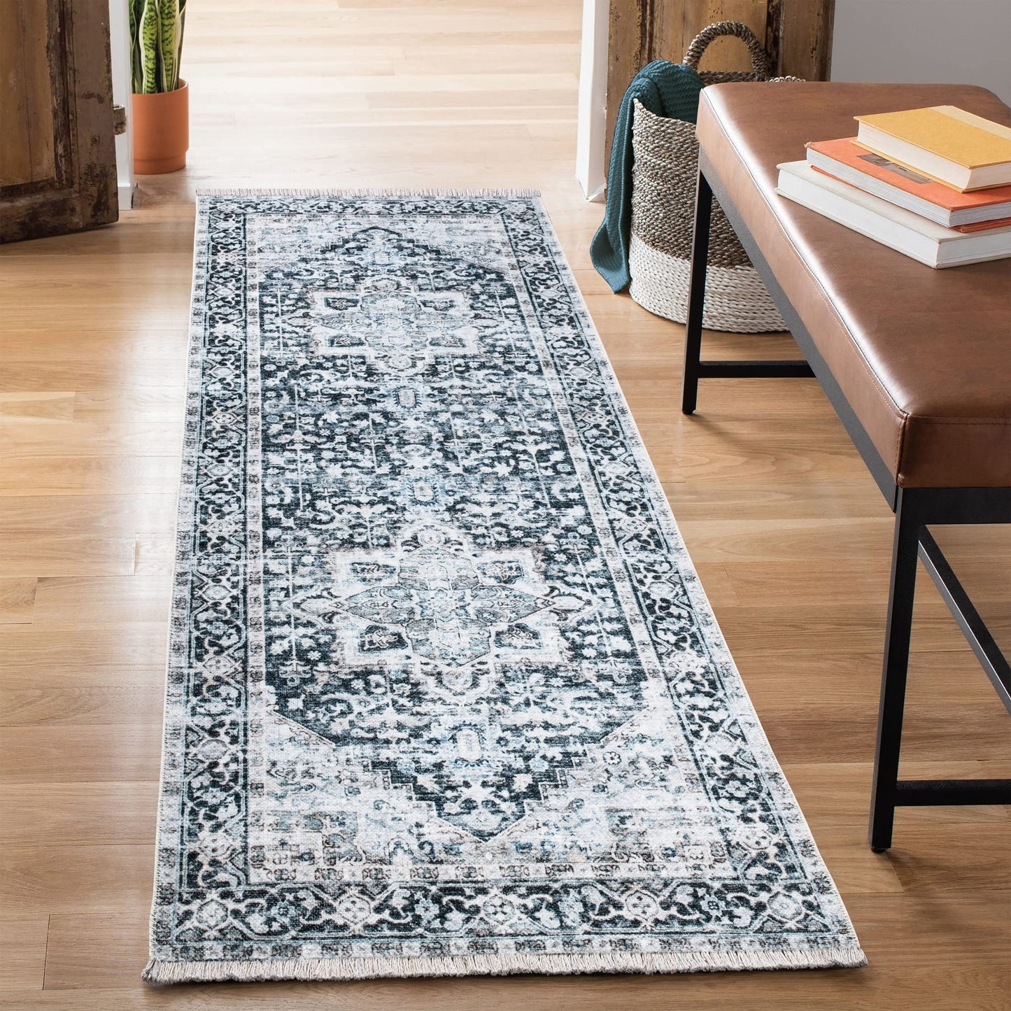 Tapis lavable antidérapant Bloom Rugs Caria 4x6 - Tapis traditionnel bleu pour salon, chambre, salle à manger et cuisine - Taille exacte : 4' x 6' 