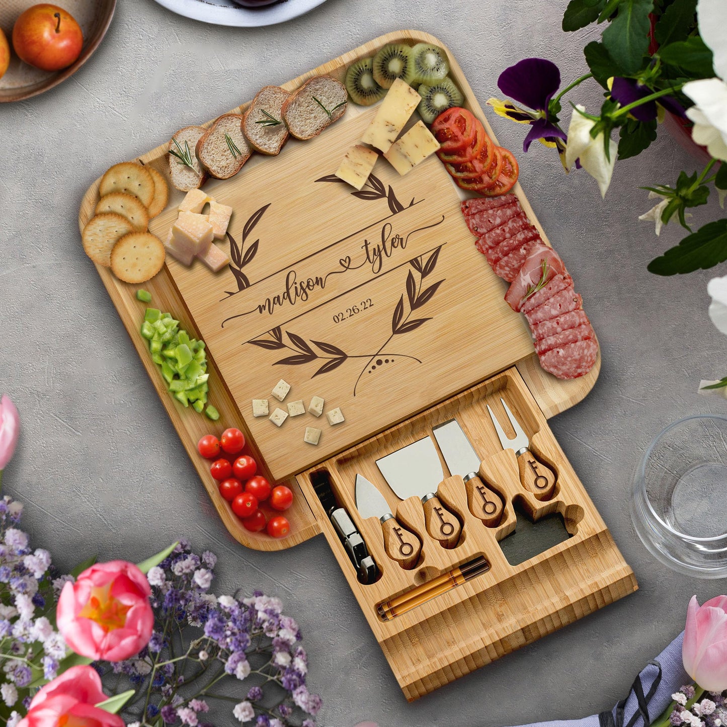 Personalisiertes Wurstbrett – Käsebrett aus Bambus mit individueller Gravur, individuelle Geschenke, Geschenke für Brautpartys | Perfekt für personalisierte Hochzeitsgeschenke, monogrammierte Geschenke, personalisierte Geschenke für Frauen 