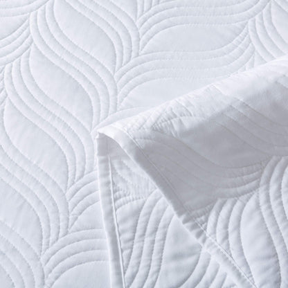 3-Piece White Quilt Set – Full/Queen/King/Cal King – Lightweight Oversized Bedspread