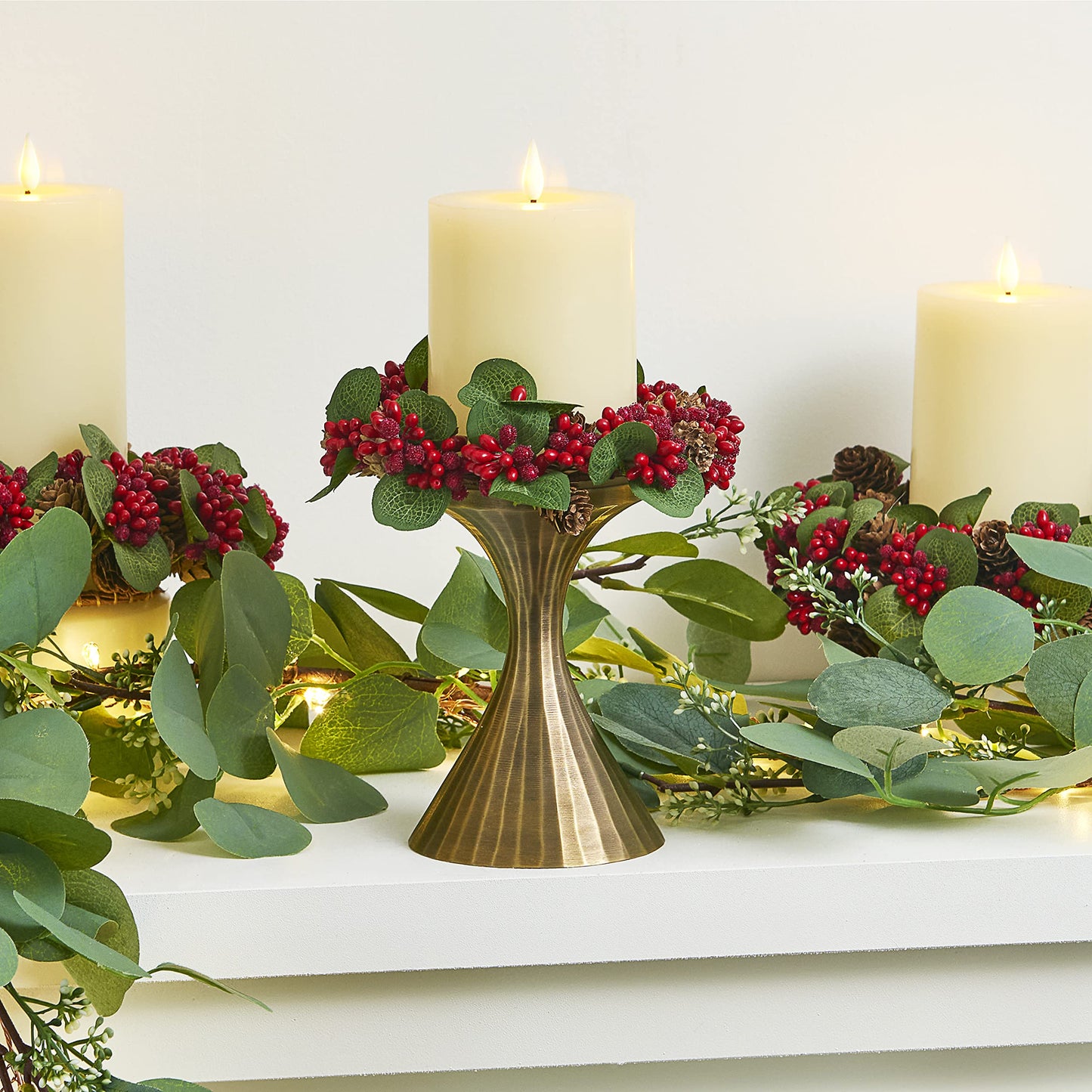 Lot de 3 mini couronnes de bougies de Noël LampLust avec mini pommes de pin et baies rouges, convient aux bougies piliers de 3 pouces, anneaux de bougies pour piliers, décoration de table de Noël, décorations de vacances 