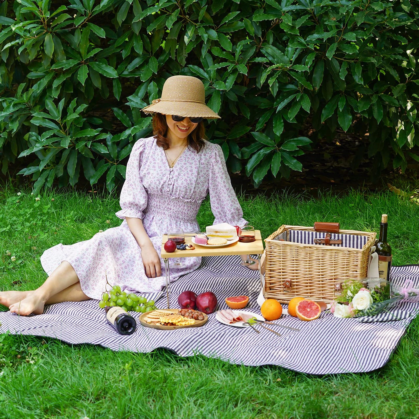 Wicker Picnic Basket for 4, 4 Person Picnic Kit, Willow Hamper Service Gift Set with Blanket Portable Bamboo Wine Snack Table for Camping and Outdoor Party