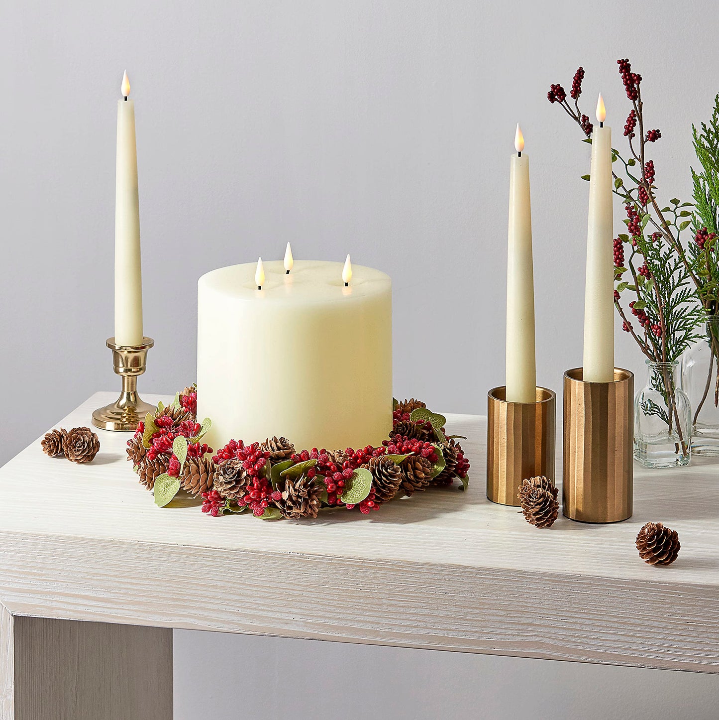 Lot de 3 mini couronnes de bougies de Noël LampLust avec mini pommes de pin et baies rouges, convient aux bougies piliers de 3 pouces, anneaux de bougies pour piliers, décoration de table de Noël, décorations de vacances 